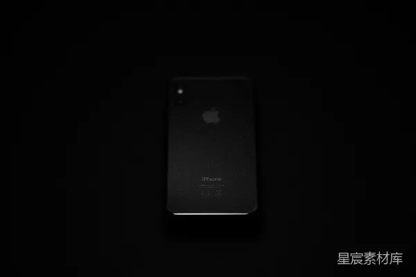 高清摄影 黑色iPhone 7 Plus在黑色表面上