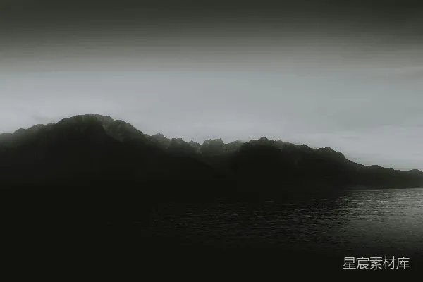 高清摄影 山峦在水边的雾气中