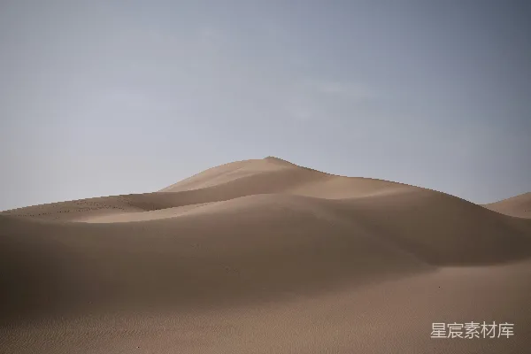 高清摄影 白天的白色天空下，棕色的沙漠