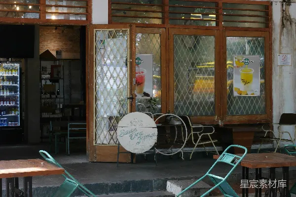 高清摄影 一组桌椅坐在建筑物外面。