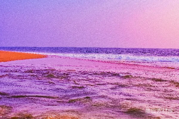 高清摄影 一个海滩，海浪在水中进进出出。