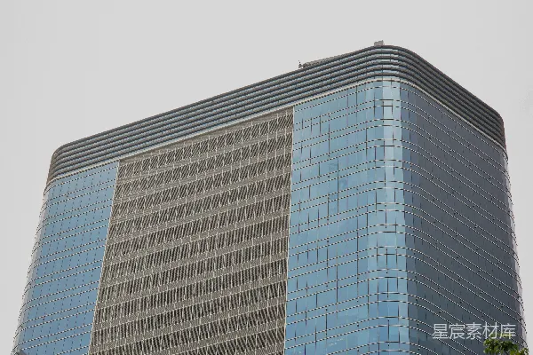 高清摄影 一座很高的建筑物，有很多窗户。