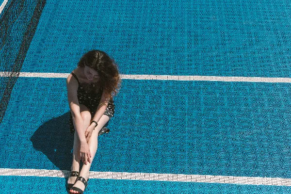 高清摄影 坐在网球场上的女人
