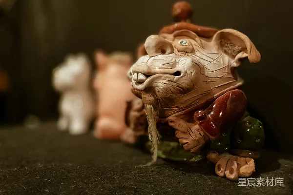 高清摄影 桌子上有一尊小老鼠雕像。