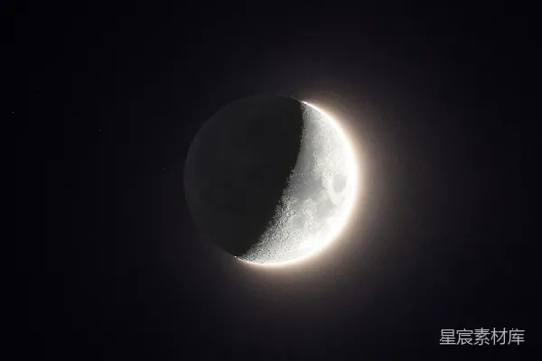 高清摄影 月亮出现在黑色背景前