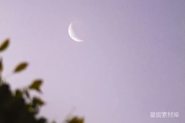 高清摄影 天空中的白月