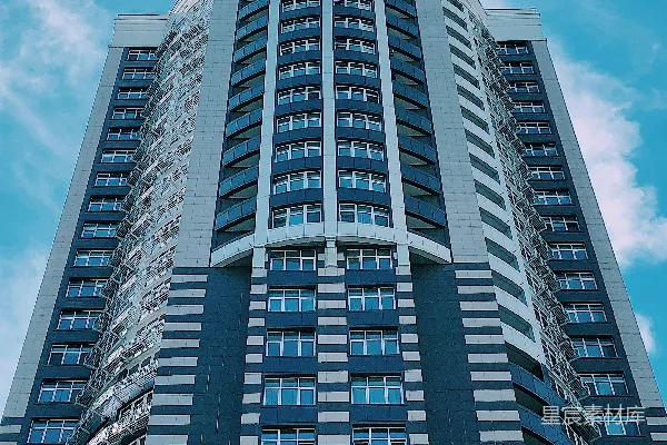 高清摄影 白天蓝天下灰色混凝土建筑