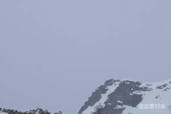 高清摄影 一个人在积雪覆盖的山上行走