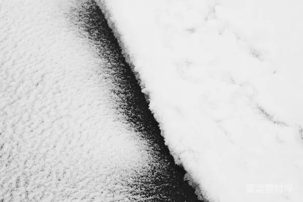 高清摄影 一张黑白照片，展示的是积雪和水。