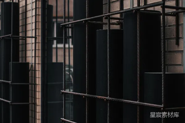 高清摄影 一群黑色的扬声器坐在金属架的顶部