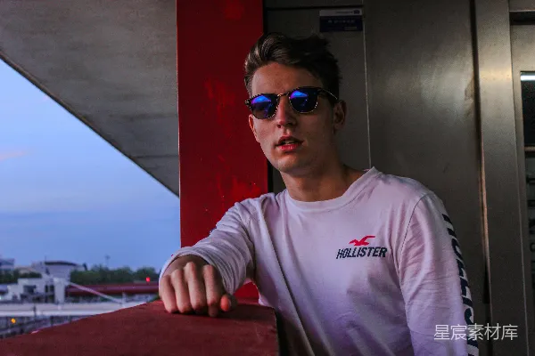 高清摄影 戴蓝色太阳镜的男人