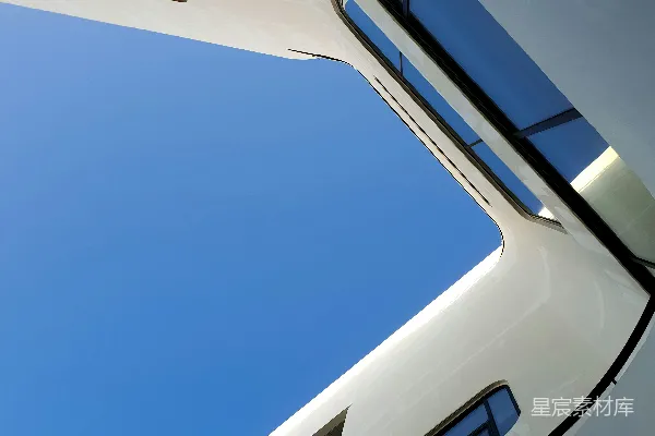 高清摄影 低角度拍摄蓝色天空下的建筑物