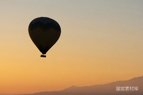 高清摄影 一个热气球在夕阳下在空中飞翔