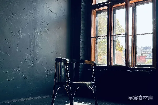 高清摄影 一把椅子坐在昏暗房间的窗前。
