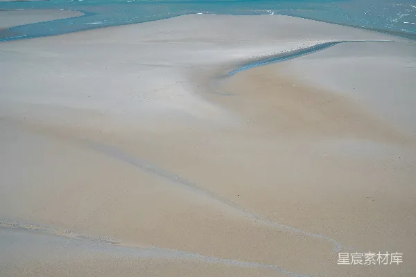 高清摄影 一片大水域紧邻着沙滩。