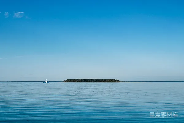 高清摄影 白天的蓝天下的蓝色大海
