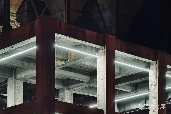 高清摄影 一座高大的建筑，有许多窗户和灯光。