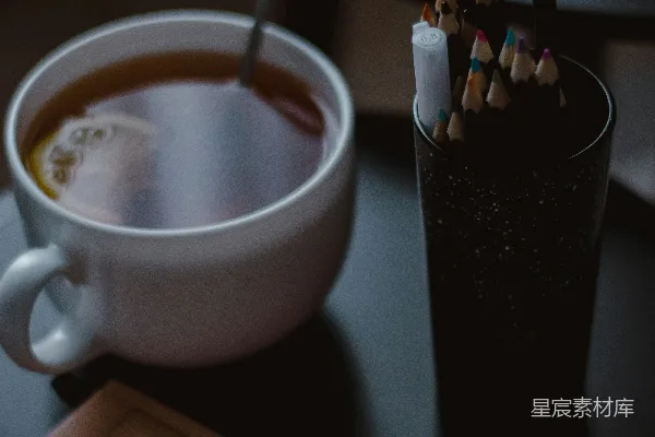 高清摄影 一张桌子上有咖啡杯和一个笔筒。