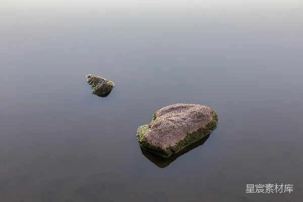 高清摄影 几块石头在水里