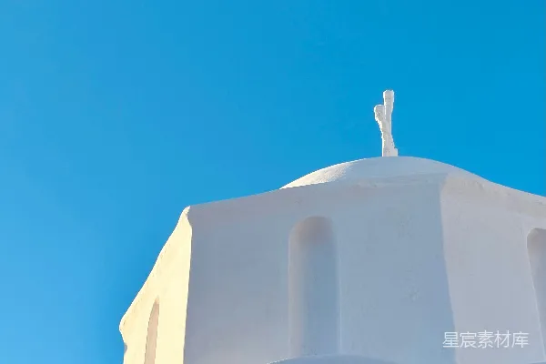 高清摄影 一座白色建筑，顶部有一个十字架。