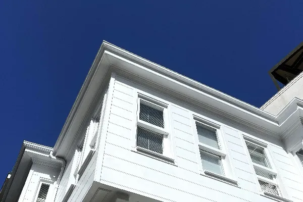 高清摄影 一座白色建筑和蓝色天空