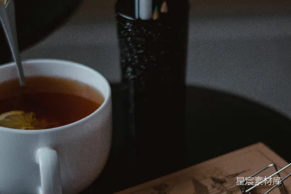 高清摄影 一杯茶和一支笔放在桌子上