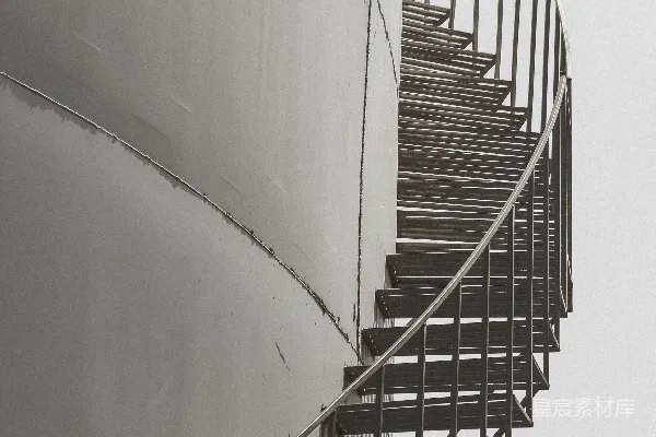 高清摄影 一条螺旋形的楼梯通向建筑物的顶端。