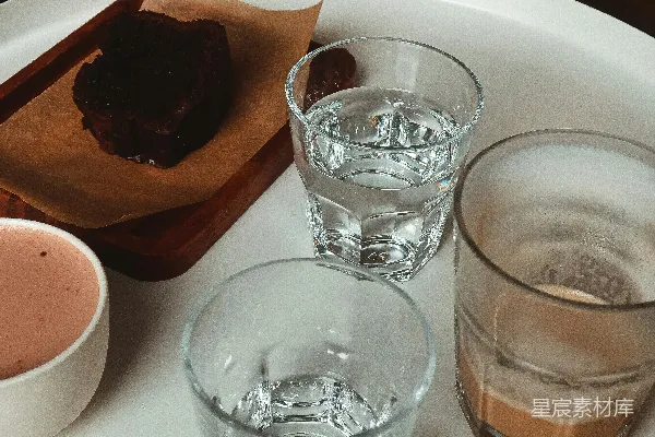 高清摄影 干净的酒杯在白色桌子上