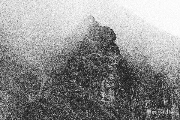 高清摄影 一张黑白照片，展示了一座山脉。
