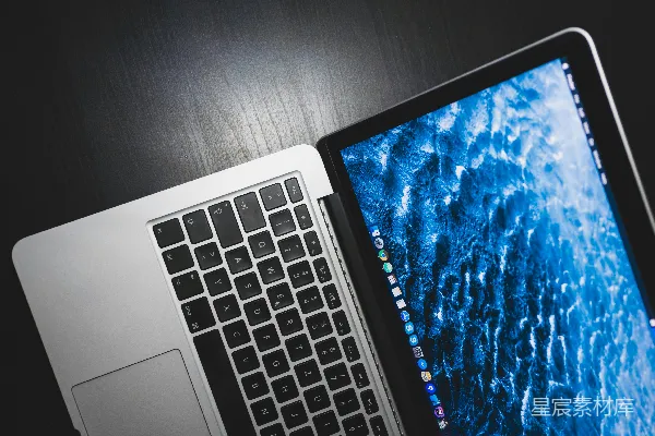 高清摄影 MacBook Pro放在黑色的木桌上