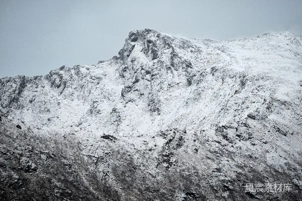 高清摄影 在多云的天气中，山上覆盖着积雪。