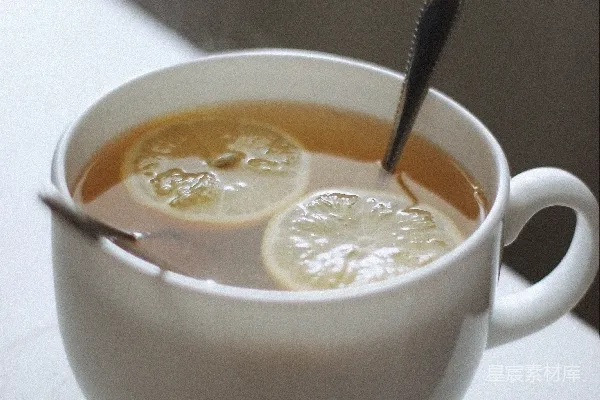 高清摄影 带有黄色液体的白色陶瓷杯