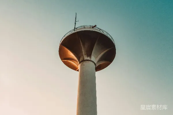 高清摄影 一座高塔，背景是蓝天。