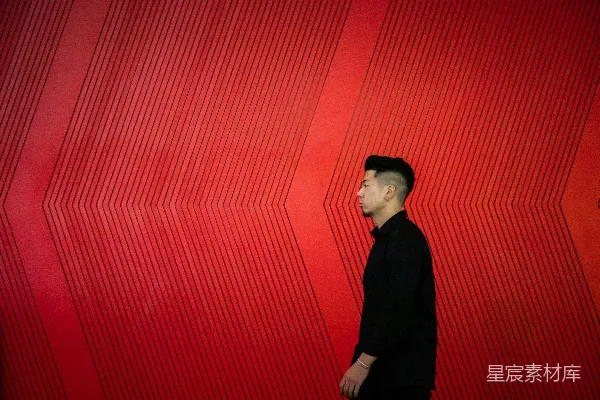 高清摄影 穿黑色长袖衬衫的男人站在红色墙边