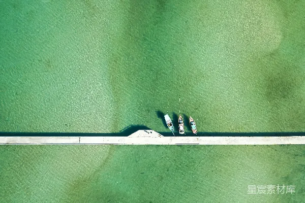 高清摄影 白天水面上的一艘白船