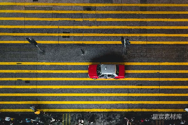 高清摄影 空中拍摄的灰红相间的汽车街景照片