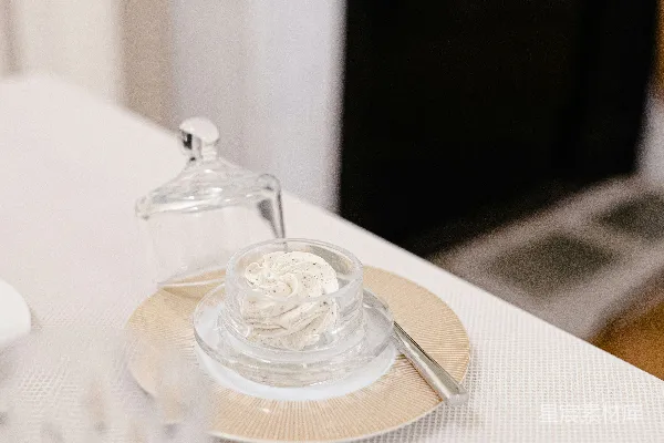 高清摄影 一张白色桌子，上面放着一盘食物。