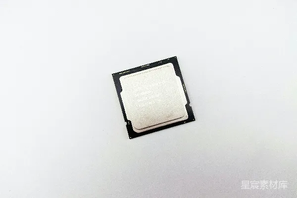 高清摄影 一个CPU芯片放在一个白色表面上。