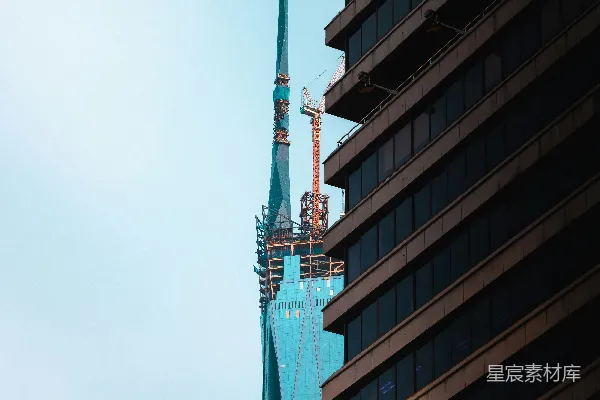 高清摄影 一座很高的建筑紧挨着另一座很高的建筑。