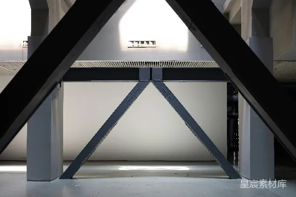 高清摄影 一座非常高大的建筑物，旁边有一根非常长的金属结构。