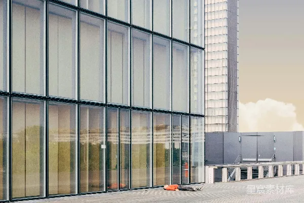高清摄影 躺在建筑物旁边的地板上的人