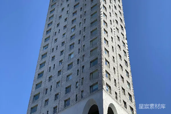 高清摄影 白天晴朗的蓝天下的白色混凝土建筑