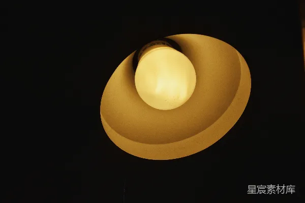 高清摄影 发光的白光LED灯泡