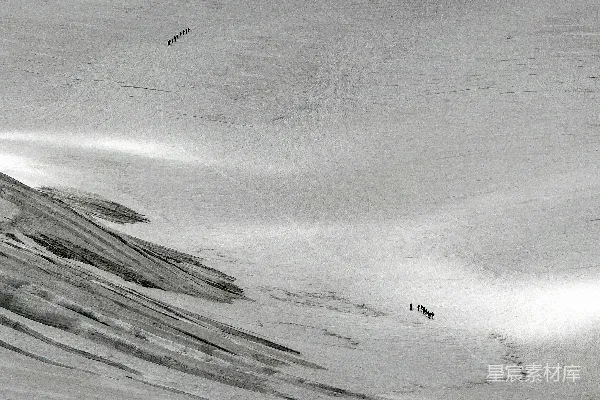 高清摄影 人们在雪地上的山地田野上行走的航拍照片