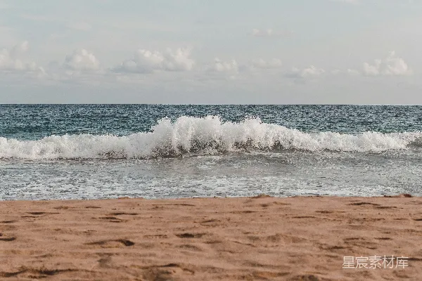 高清摄影 一个带着冲浪板在海滩上行走的人