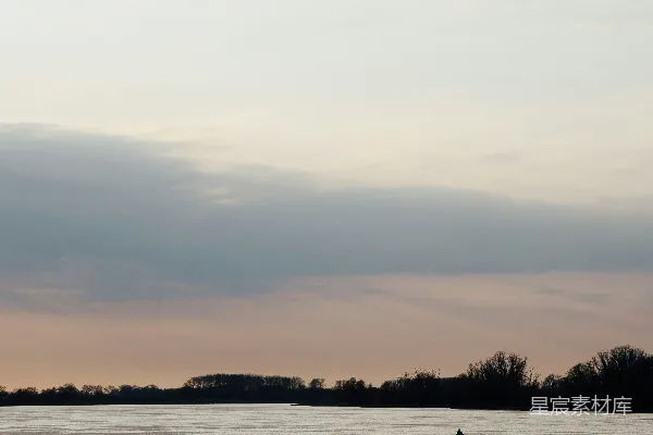 高清摄影 夕阳下，一个人站在水面上的剪影。