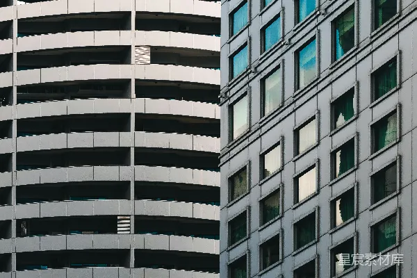 高清摄影 一座高大的建筑紧邻着一座较小的建筑。