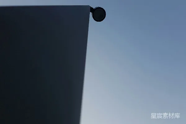 高清摄影 一架飞机在建筑物上方的天空中飞行。