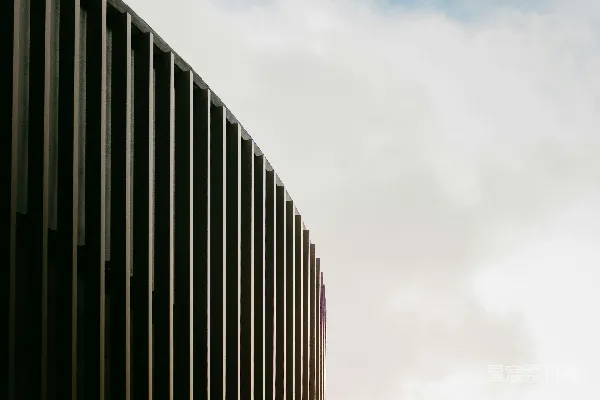 高清摄影 一座高楼，背景是蓝天。
