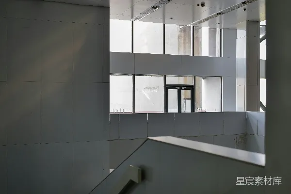 高清摄影 一座空荡的建筑，带有楼梯和窗户。